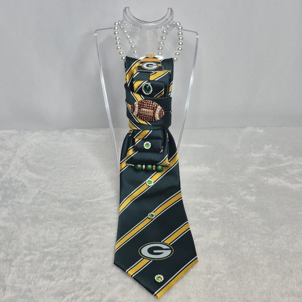 Handcrafted Luxury Fashion Necktie Necklace 📿 (PACKERS)